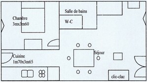 Plano de planta de un hotel que muestra un dormitorio, baño, cocina, zona de estar y una habitación pequeña identificada como 'clic-clac'.