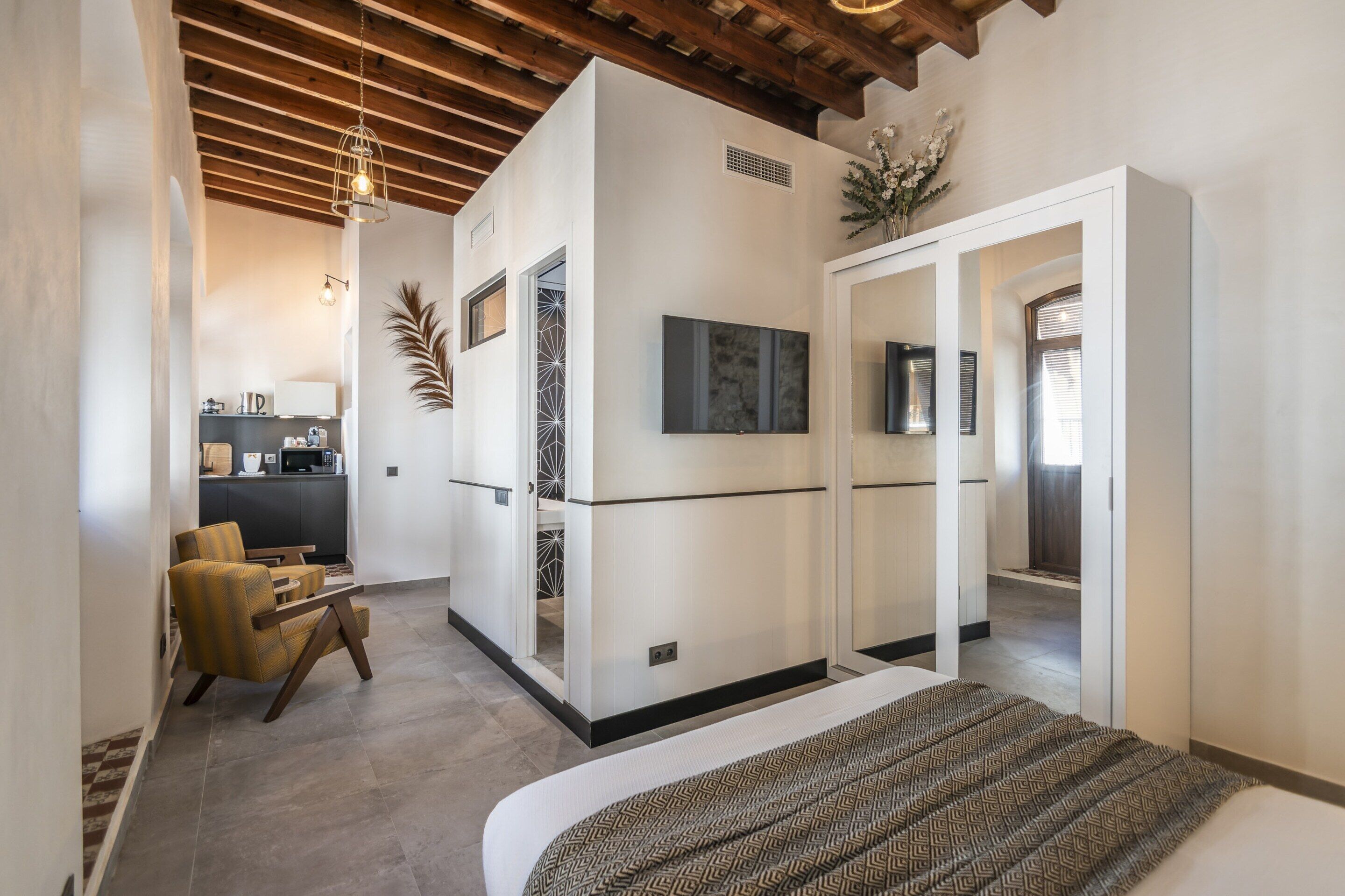 1 habitación y tabla de planchar con plancha 