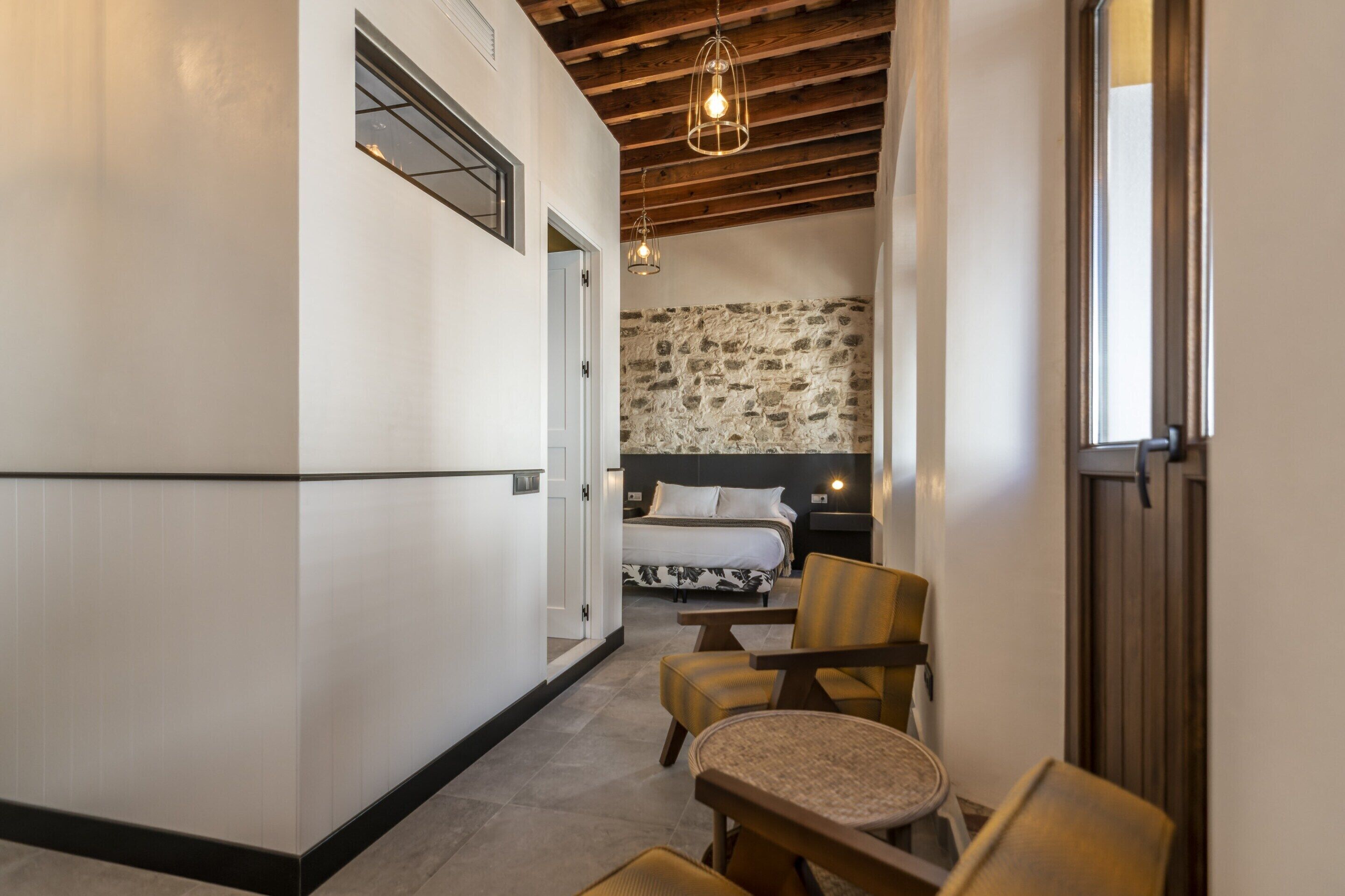 1 chambre, fer et planche à repasser