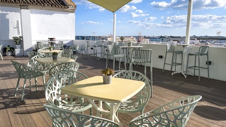 Apartamento | Restaurante al aire libre. Deluxe Apartment in Ayamonte