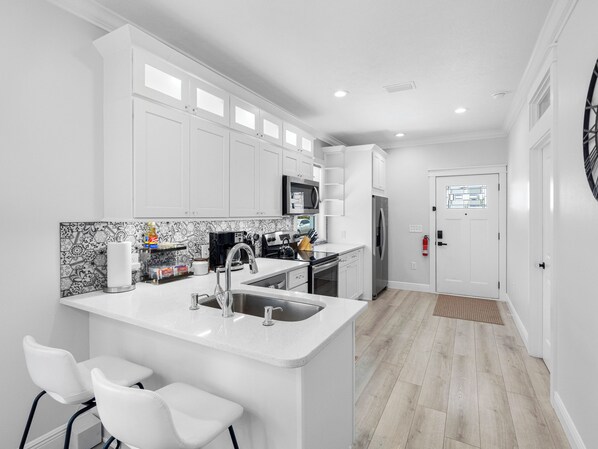 Réfrigérateur, micro-ondes, four, plaque de cuisson