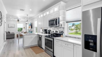 Jääkaappi, mikroaaltouuni, uuni, liesi