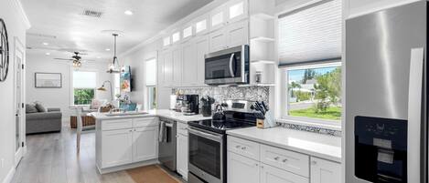 Réfrigérateur, micro-ondes, four, plaque de cuisson