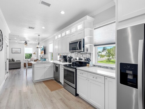 Tarpon Tides Cottage - Walking distance to the Sponge Docks & Downtown!