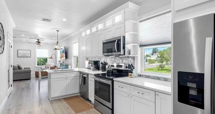 Tarpon Tides Cottage - Walking distance to the Sponge Docks & Downtown!