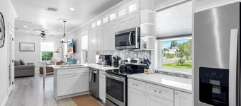 Tarpon Tides Cottage - Walking distance to the Sponge Docks & Downtown!