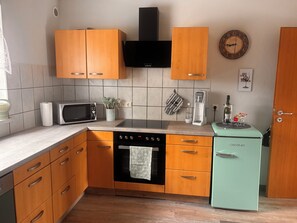Kühlschrank, Mikrowelle, Ofen, Herdplatte