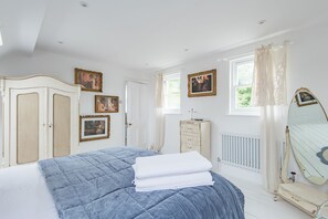 3 bedrooms, desk, iron/ironing board, WiFi