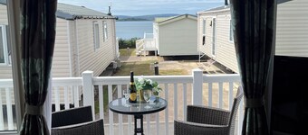 Jasmine 2-bedroom dog-friendly caravan + sea view on Rockley Park, Poole Harbour