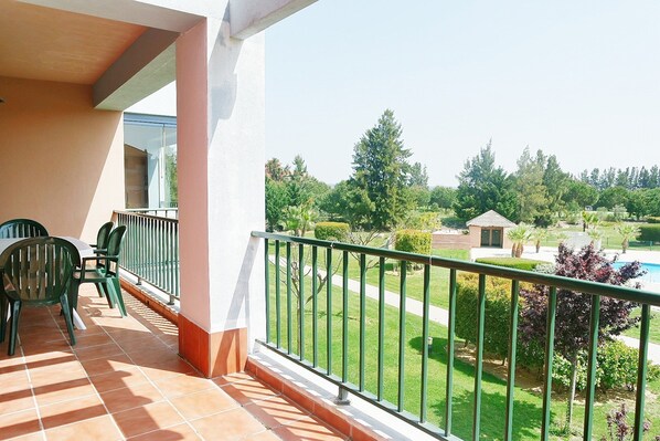 Apartment | Outdoor dining