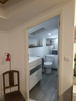 Hårtork, handdukar, tvål och toalettpapper