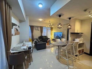 Condo, 2 habitaciones, con acceso para personas discapacitadas, balcón | Comedor