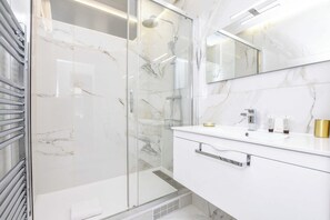 Appartement | Badkamer | Een haardroger, handdoeken, shampoo