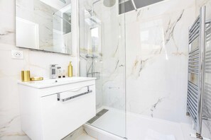 Apartment | Bathroom | Hair dryer, towels, shampoo