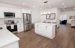 Jääkaappi, mikroaaltouuni, uuni, liesi