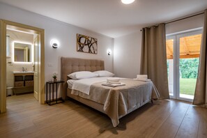 5 bedrooms, iron/ironing board, free WiFi, bed sheets