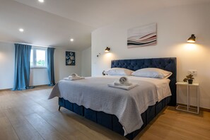 5 bedrooms, iron/ironing board, free WiFi, bed sheets