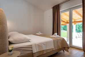5 bedrooms, iron/ironing board, free WiFi, bed sheets