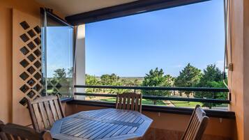 Apartment | Outdoor dining