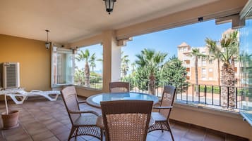 Apartment | Outdoor dining