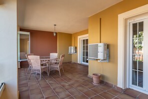 Outdoor dining - Apartment With Terrace and Pool Access (Ayamonte)