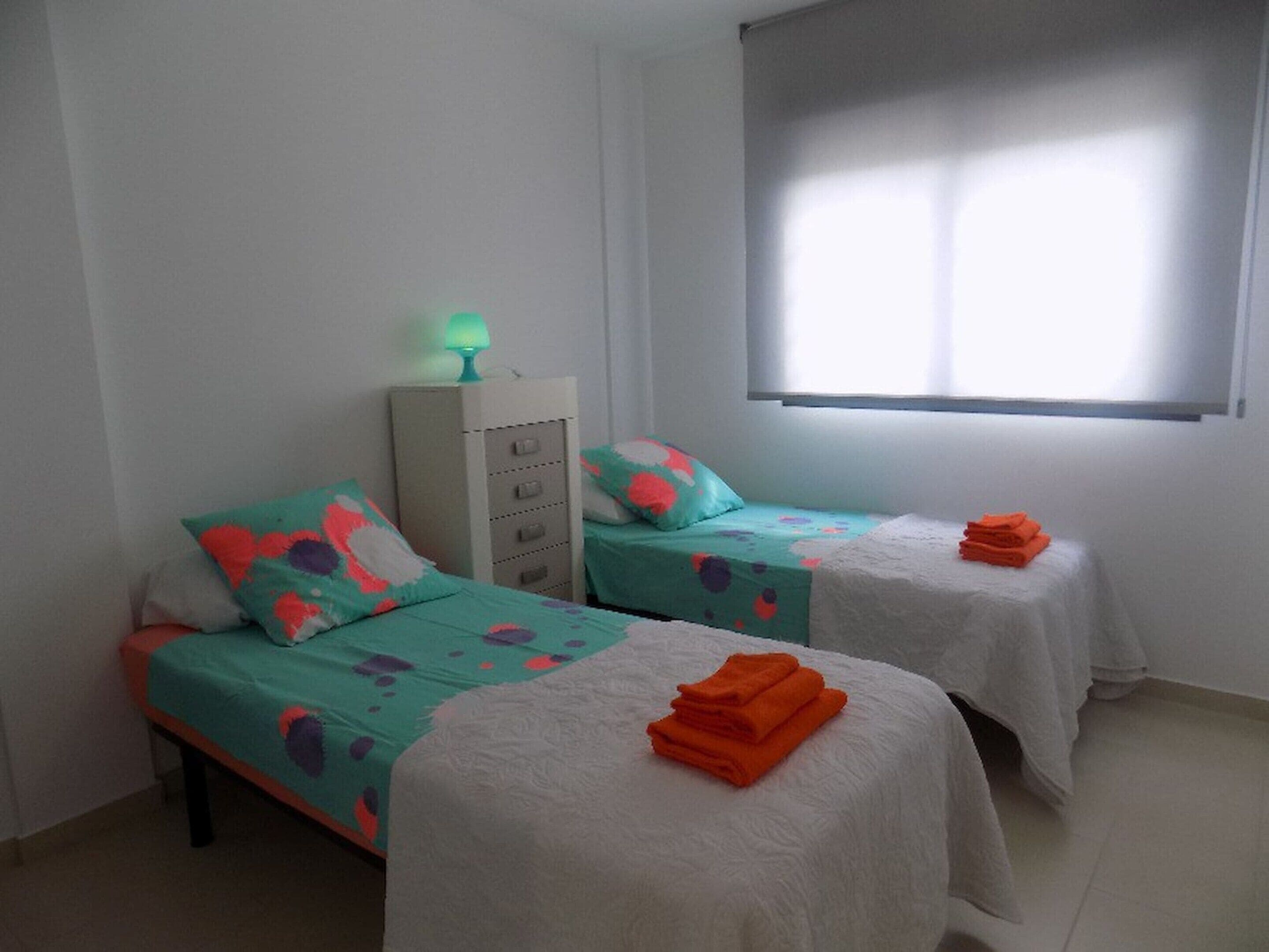 2 habitaciones y tabla de planchar con plancha 