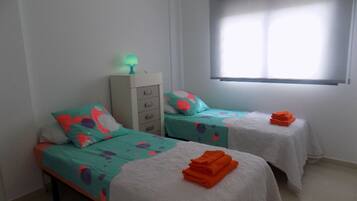 2 habitaciones y tabla de planchar con plancha