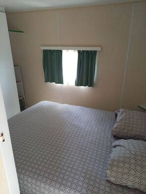 2 bedrooms, iron/ironing board, WiFi