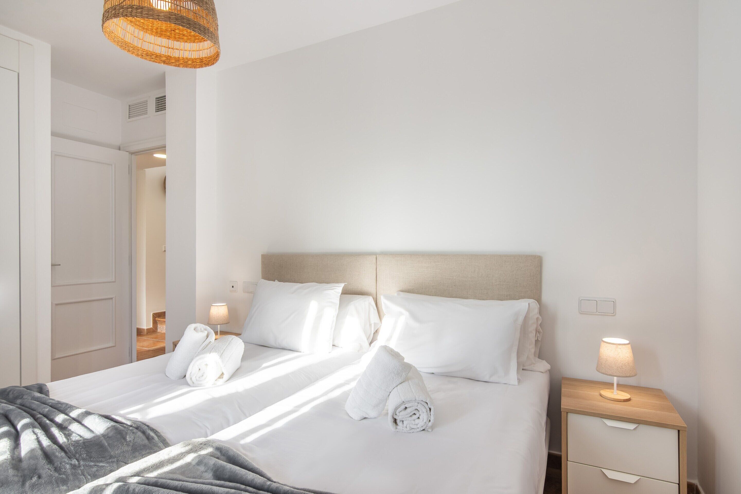 3 عدّة غرف نوم ومكواة/لوح كي