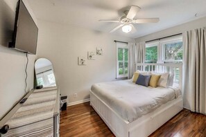 2 bedrooms, WiFi - Sunny Bay | Deck, BBQ, Walk to Ice Cream (Williams Bay)