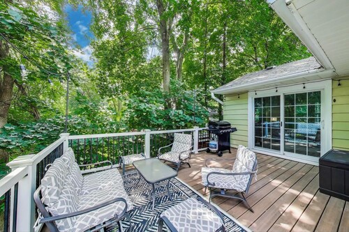 Sunny Bay - Walk to Restaurants, Lake, Ice Cream | Sleeps 6 + Deck and Grill