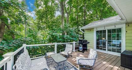 Sunny Bay - Walk to Restaurants, Lake, Ice Cream | Sleeps 6 + Deck and Grill