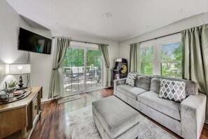 TV - Sunny Bay | Deck, BBQ, Walk to Ice Cream (Williams Bay)