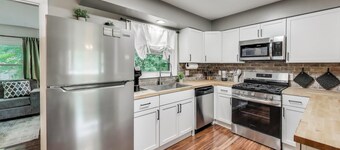 Sunny Bay - Walk to Restaurants, Lake, Ice Cream | Sleeps 6 + Deck and Grill