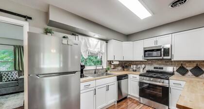 Sunny Bay - Walk to Restaurants, Lake, Ice Cream | Sleeps 6 + Deck and Grill