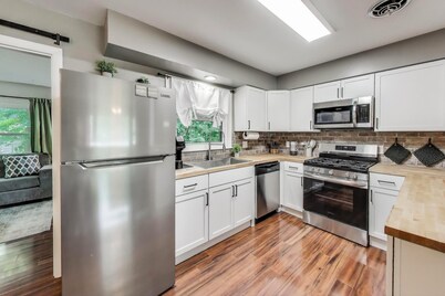 Sunny Bay - Walk to Restaurants, Lake, Ice Cream | Sleeps 6 + Deck and Grill