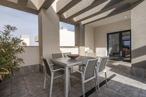 Apartment | Outdoor dining