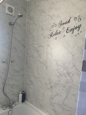 Secador de cabelo, toalhas de banho, sabonete, shampoo