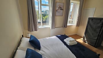 3 bedrooms, desk, iron/ironing board, free WiFi