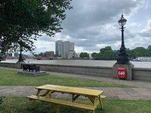 Outdoor dining - Cozy 3 BDR flat in London, tube, free parking, perfect for workers and tourists (London)
