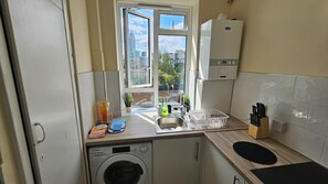 Fridge, microwave, oven, stovetop - Cozy 3 BDR flat in London, tube, free parking, perfect for workers and tourists (London)