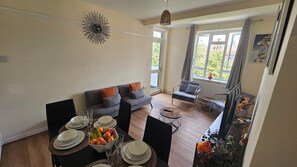 Interior - Stunning 3-Bed Central London Flat- Free Parking, Sleeps 7, Perfect for Families (London)