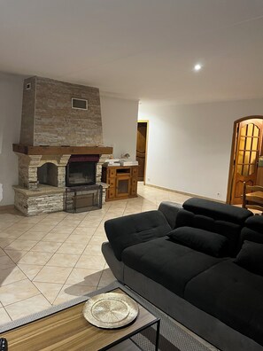 TV, fireplace