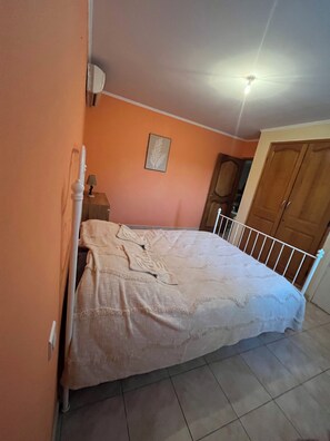 3 habitaciones, escritorio, tabla de planchar con plancha y internet 
