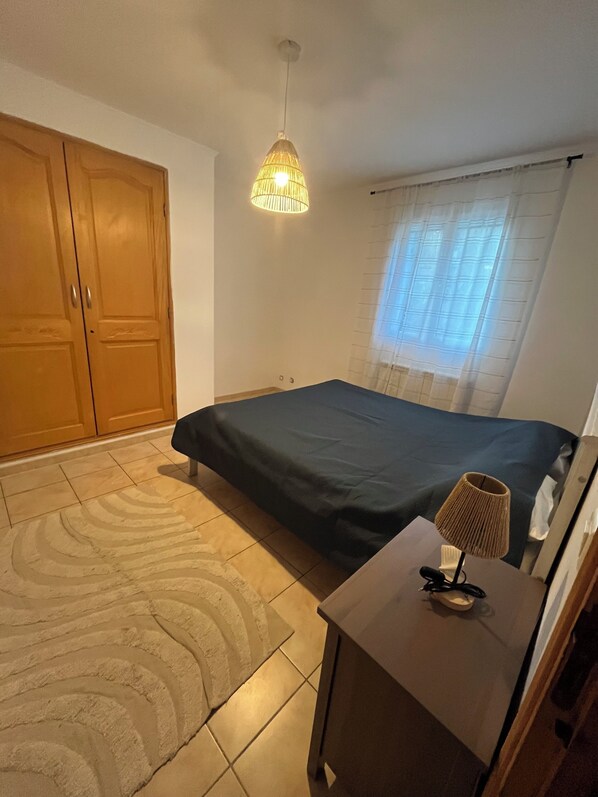 3 habitaciones, escritorio, tabla de planchar con plancha y internet 
