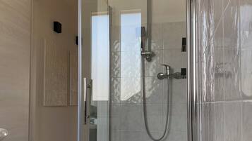 Een douche, een haardroger, een bidet, handdoeken