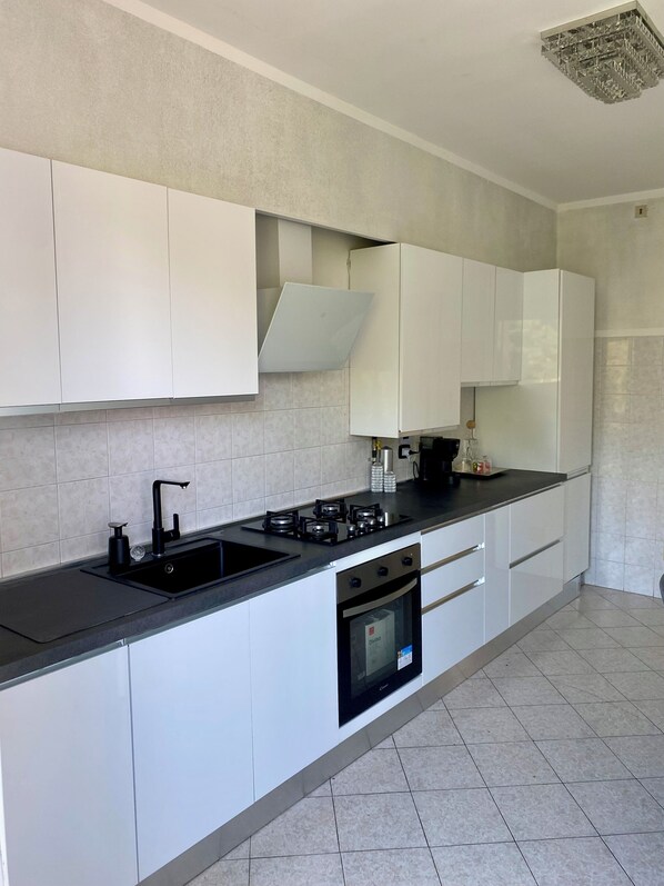 Fridge, oven, stovetop, dishwasher