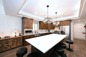 Réfrigérateur, micro-ondes, plaque de cuisson, lave-vaisselle