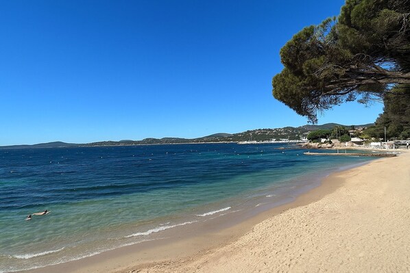 Sun loungers - Villa with magnificent sea view over the Gulf of St Tropez (Roquebrune-sur-Argens)