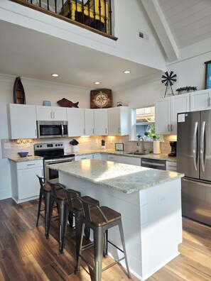 Jääkaappi, mikroaaltouuni, liesi, astianpesukone